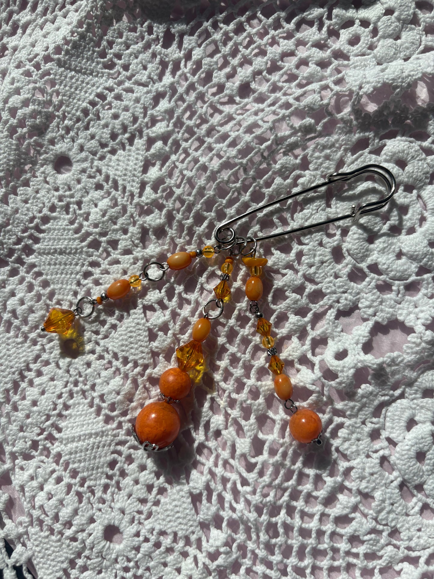 Safety pin badge - Orange