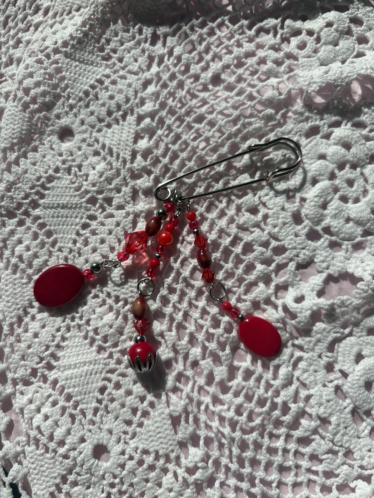Safety pin badge - Red