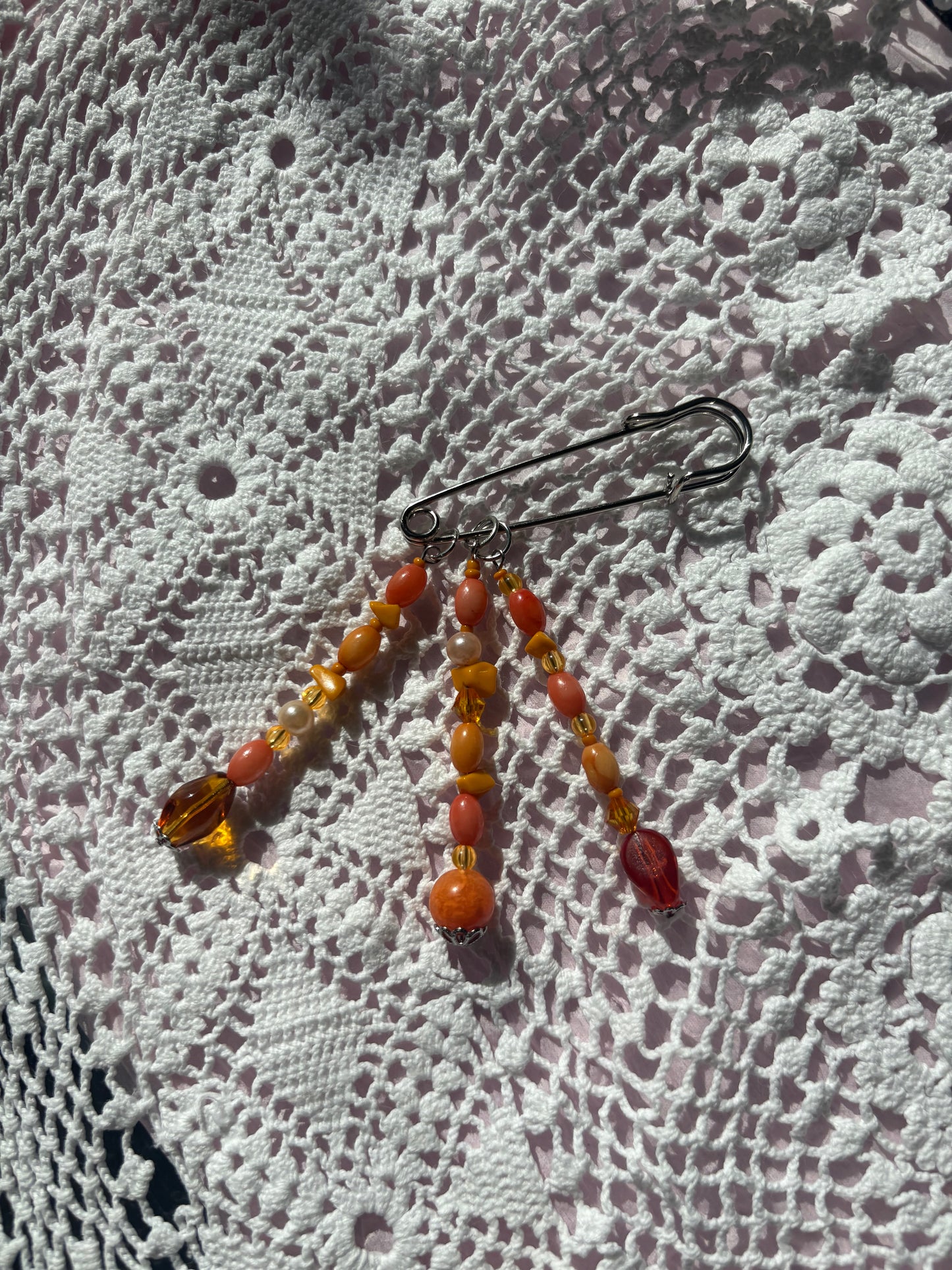 Safety pin badge - Orange