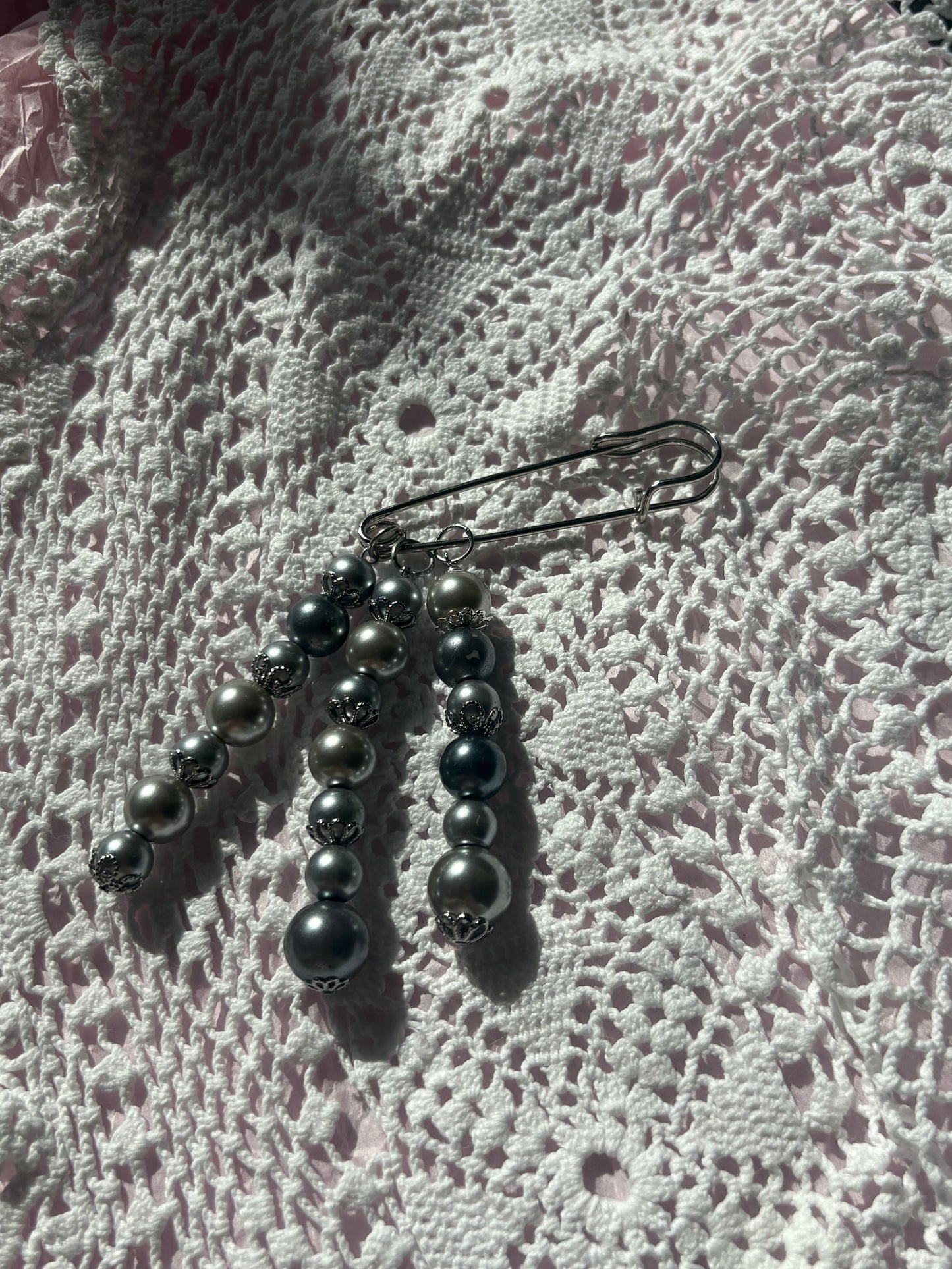 Safety pin badge - Grey