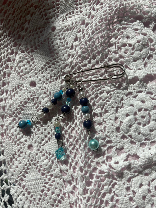 Safety pin badge - Blue