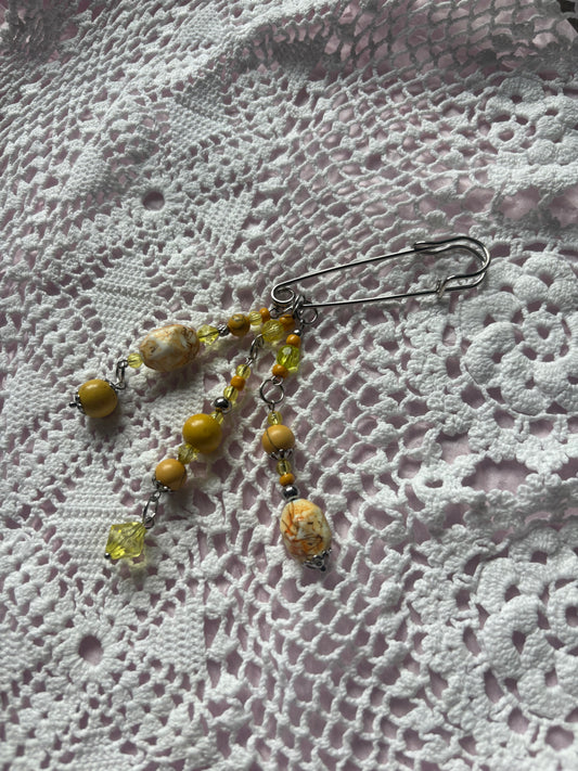 Safety pin badge - Yellow
