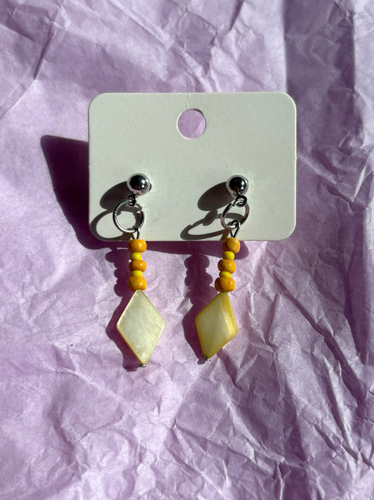 Beaded stud earrings | Yellow