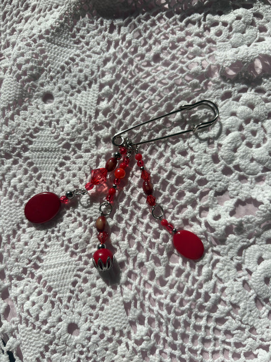 Safety pin badge - Red