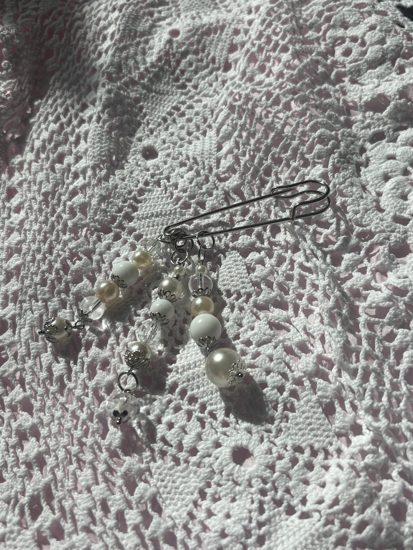 Safety pin badge - White