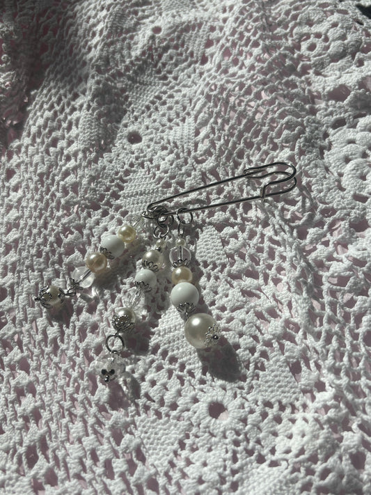 Safety pin badge - White