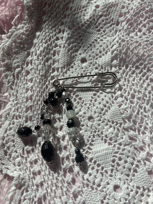 Safety pin badge - Black
