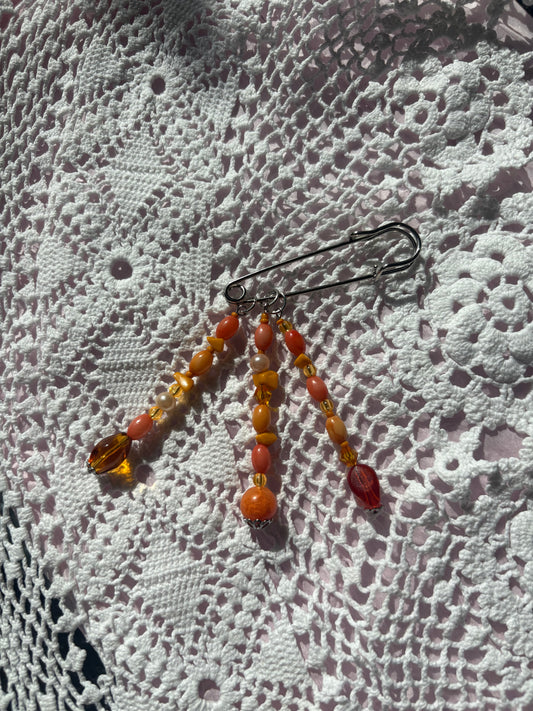 Safety pin badge - Orange