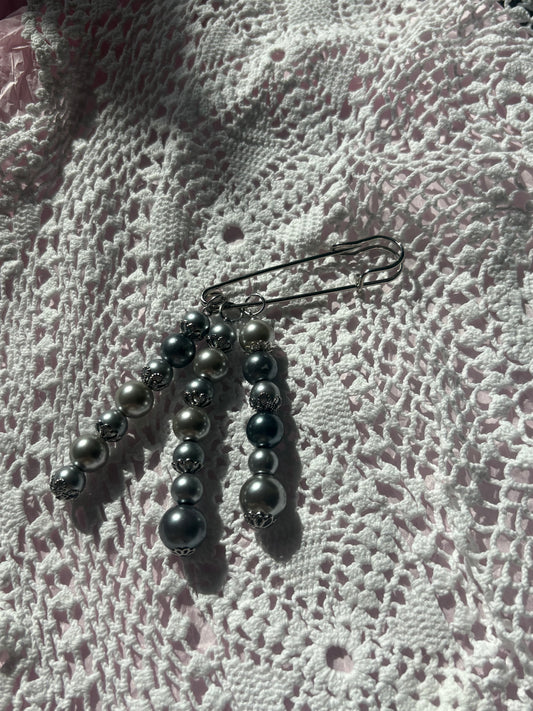 Safety pin badge - Grey